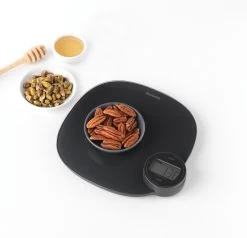 Brabantia Tasty+ Keukenweegschaal Digitaal - Geen Batterij Nodig - Dark Grey -Bol Waterkoker Winkel 1200x1156 2