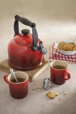 Le Creuset Tradition Fluitketel - 2.1 L - Kersenrood -Bol Waterkoker Winkel 799x1200 13