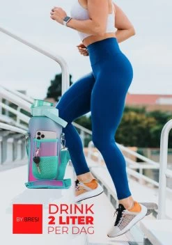 By Bresi - Waterfles 2 Liter MET Sleeve Groen/Paars - Gratis Armband - Waterfles Met Rietje -Drinkfles Met Rietje - Grote Waterfles - Bottle 2 Liter - Sportbidon - Sportfles Fitness - Waterkan - Gallon - Schenkfles - Waterflessen - Drinkbus -Bol Waterkoker Winkel 842x1200